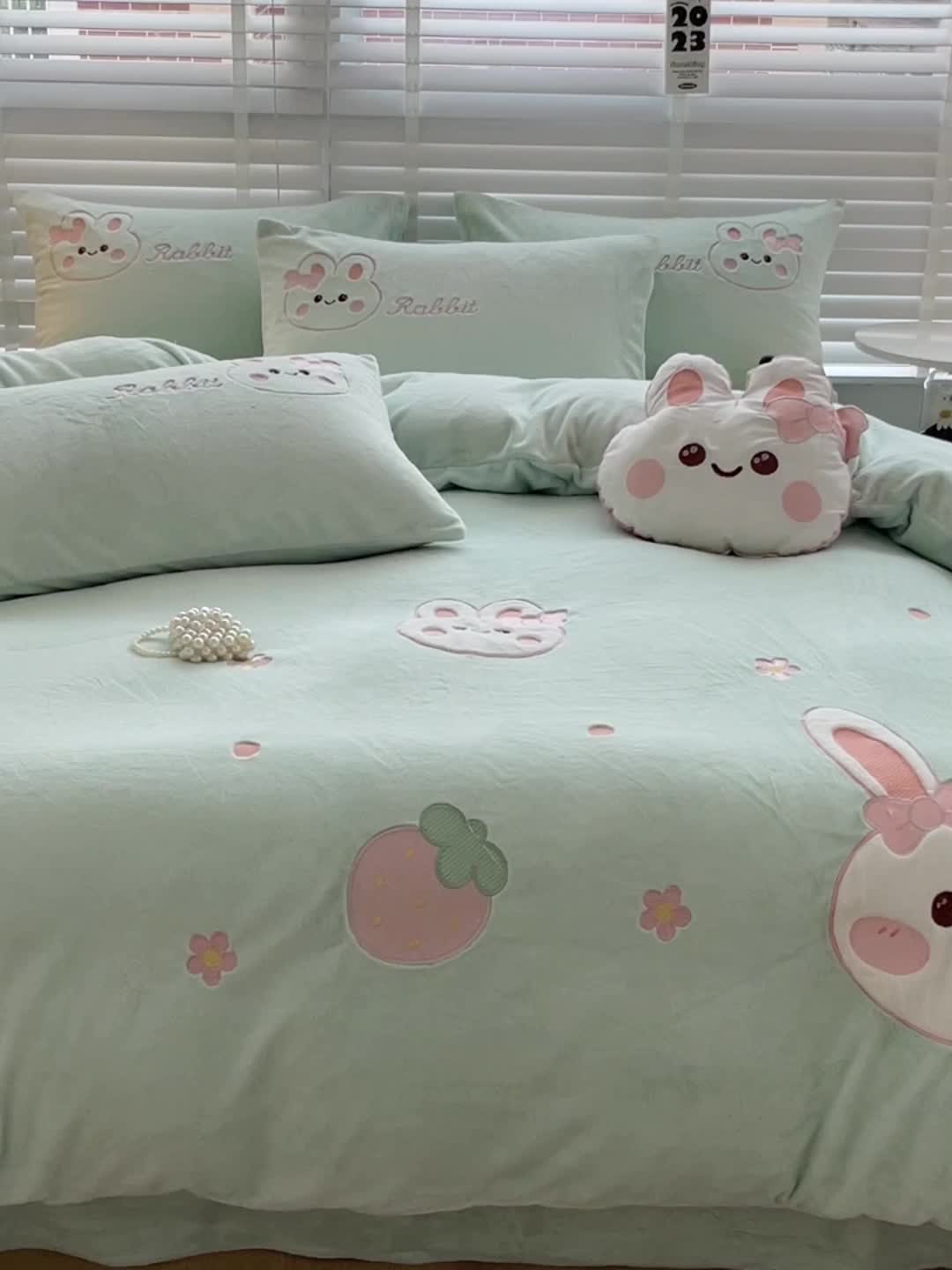 91家纺网 家纺一手货源 找家纺 娜娜 2023新款牛奶绒毛巾绣套件 萌萌兔-繁星蓝