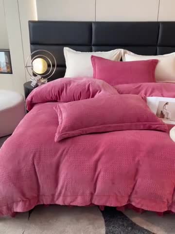 91家纺网 家纺一手货源 找家纺 美伦美焕2023新款纯色立体雕花牛奶绒床盖四件套床裙款式 豆沙