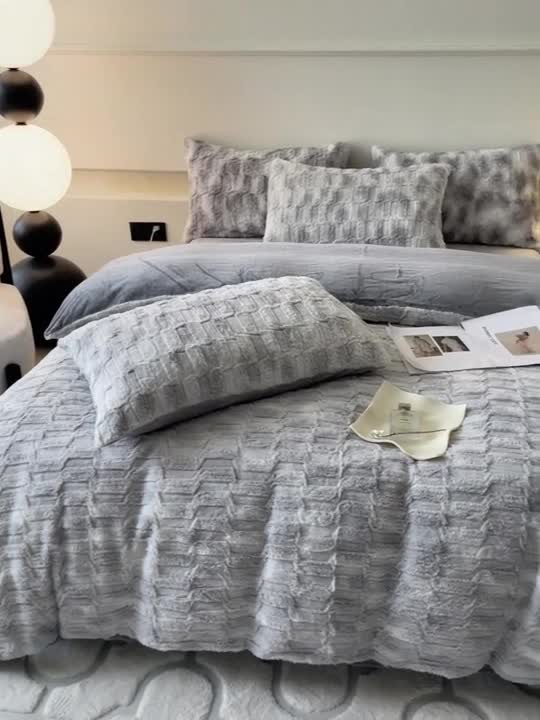 91家纺网 家纺一手货源 找家纺 金爱家 2023新款全消光A类纯色獭兔绒立体牛奶绒四件套 兔毛晕染灰