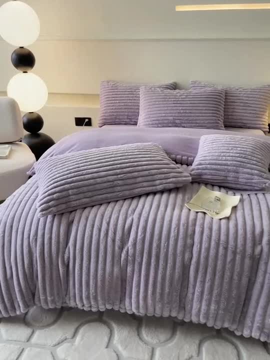 91家纺网 家纺一手货源 找家纺 金爱家 2023新款全消光A类纯色獭兔绒立体牛奶绒四件套 兔毛抽条香芋紫