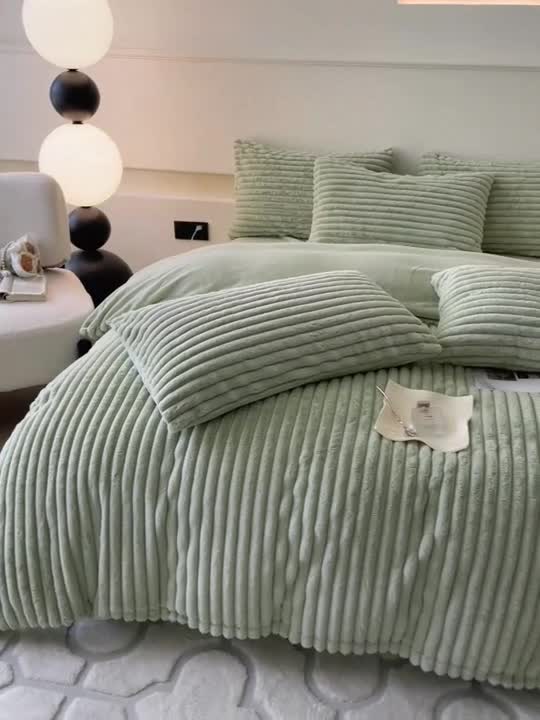 91家纺网 家纺一手货源 找家纺 金爱家 2023新款全消光A类纯色獭兔绒立体牛奶绒四件套 兔毛抽条牛油果绿