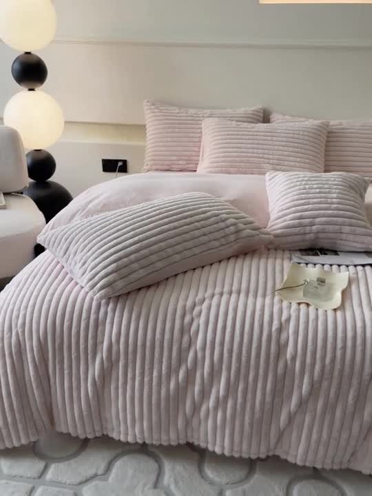 91家纺网 家纺一手货源 找家纺 金爱家 2023新款全消光A类纯色獭兔绒立体牛奶绒四件套 兔毛抽条白咖