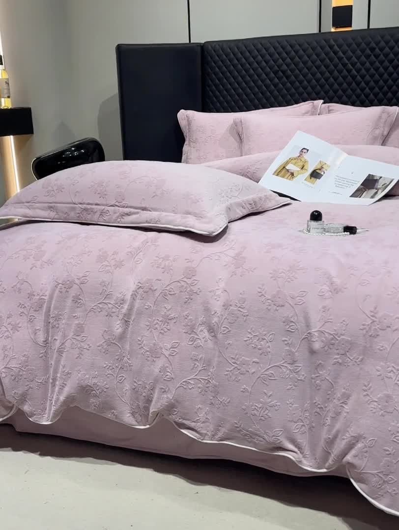 91家纺网 家纺一手货源 找家纺 佳居缘2023新款230g全消光牛奶绒四件套-雕花+滚绳系列 夕颜-紫