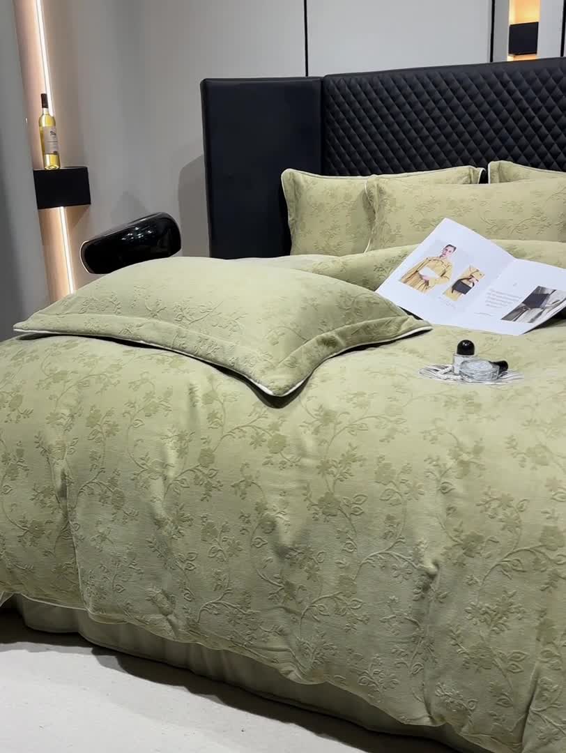 91家纺网 家纺一手货源 找家纺 佳居缘2023新款230g全消光牛奶绒四件套-雕花+滚绳系列 夕颜-绿