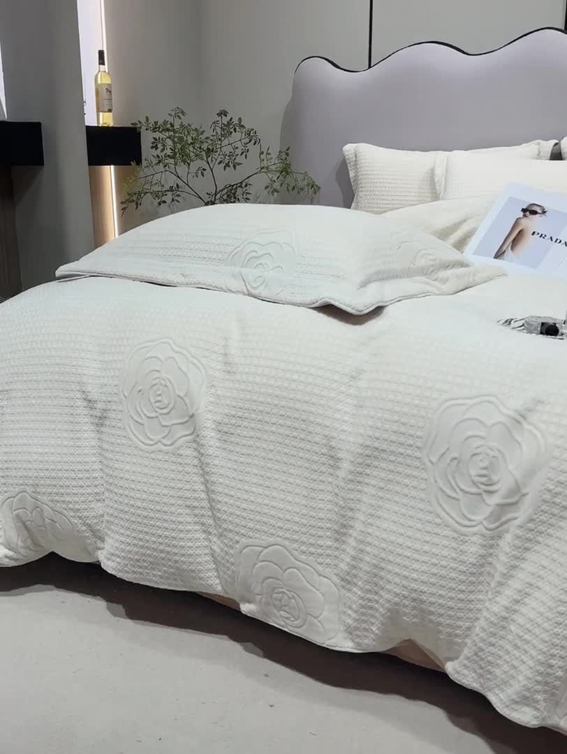 91家纺网 家纺一手货源 找家纺 佳居缘2023新款230g全消光牛奶绒四件套-雕花+滚绳系列 晴栀-白