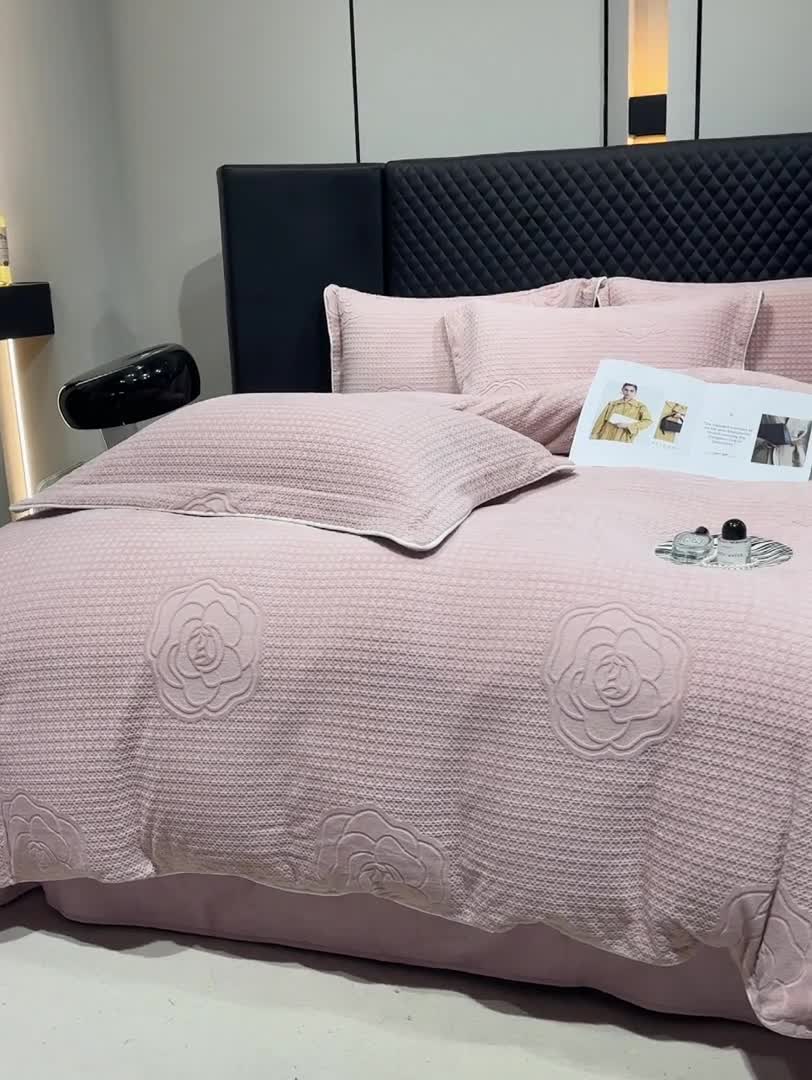 91家纺网 家纺一手货源 找家纺 佳居缘2023新款230g全消光牛奶绒四件套-雕花+滚绳系列 晴栀-粉