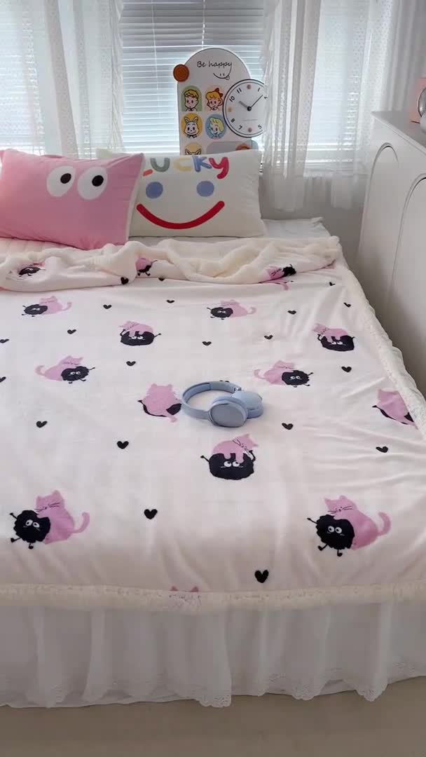 91家纺网 家纺一手货源 找家纺 昔可家纺 2023新款ins风牛奶绒羊羔绒印花毛毯（风格一）粉猫煤球