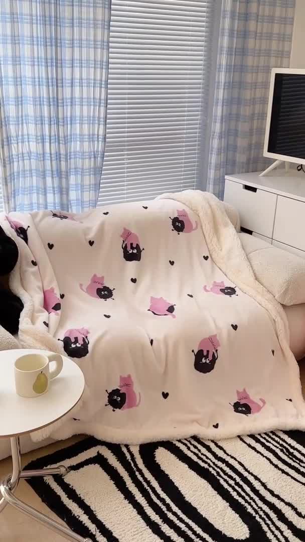 91家纺网 家纺一手货源 找家纺 昔可家纺 2023新款ins风牛奶绒羊羔绒印花毛毯（风格二）粉猫煤球