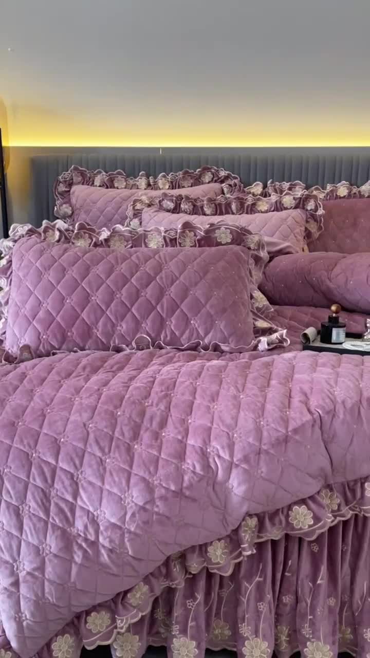 91家纺网 家纺一手货源 找家纺 罗艺轩 2024新款花季宝宝绒全套夹棉絎缝加厚系列床裙套件 丁香紫