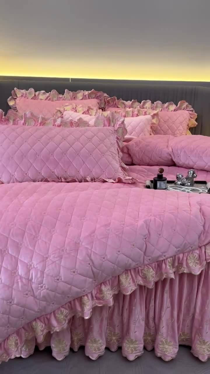 91家纺网 家纺一手货源 找家纺 罗艺轩 2024新款花季宝宝绒全套夹棉絎缝加厚系列床裙套件 豆沙粉