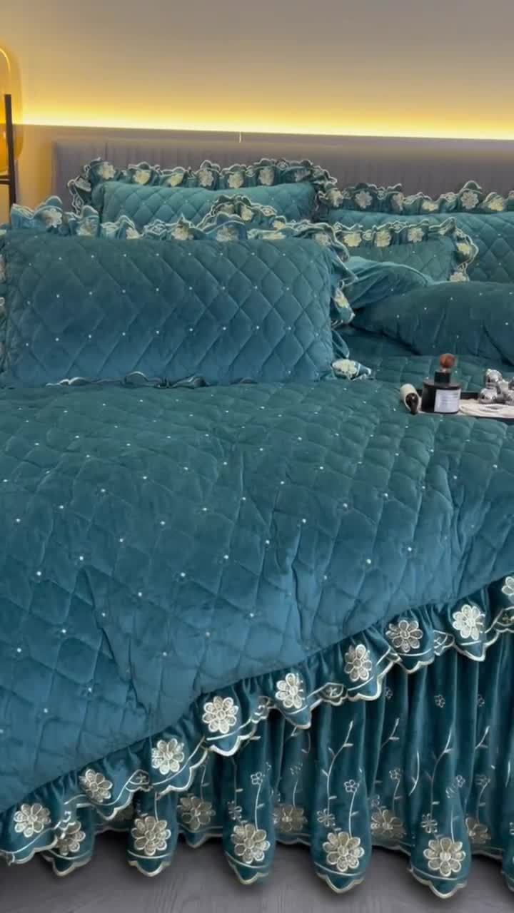 91家纺网 家纺一手货源 找家纺 罗艺轩 2024新款花季宝宝绒全套夹棉絎缝加厚系列床裙套件 橄榄绿