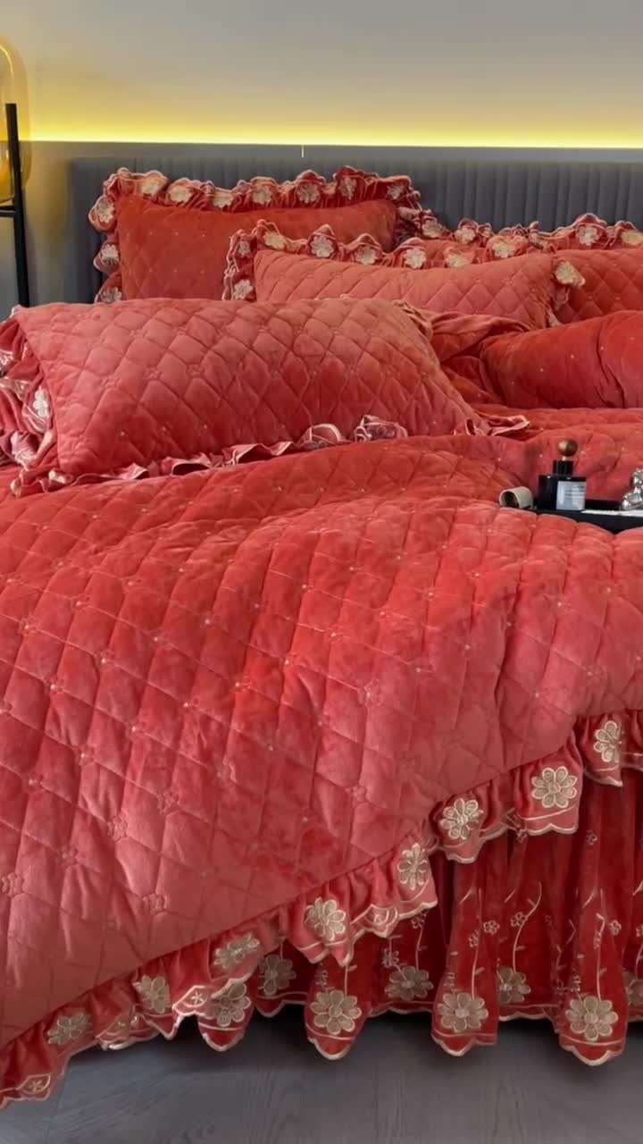 91家纺网 家纺一手货源 找家纺 罗艺轩 2024新款花季宝宝绒全套夹棉絎缝加厚系列床裙套件 爱玛橙