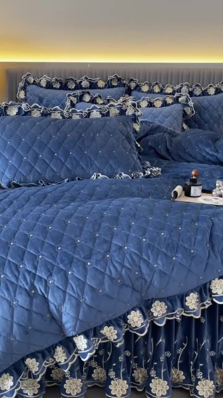 91家纺网 家纺一手货源 找家纺 罗艺轩 2024新款花季宝宝绒全套夹棉絎缝加厚系列床裙套件 宝石蓝