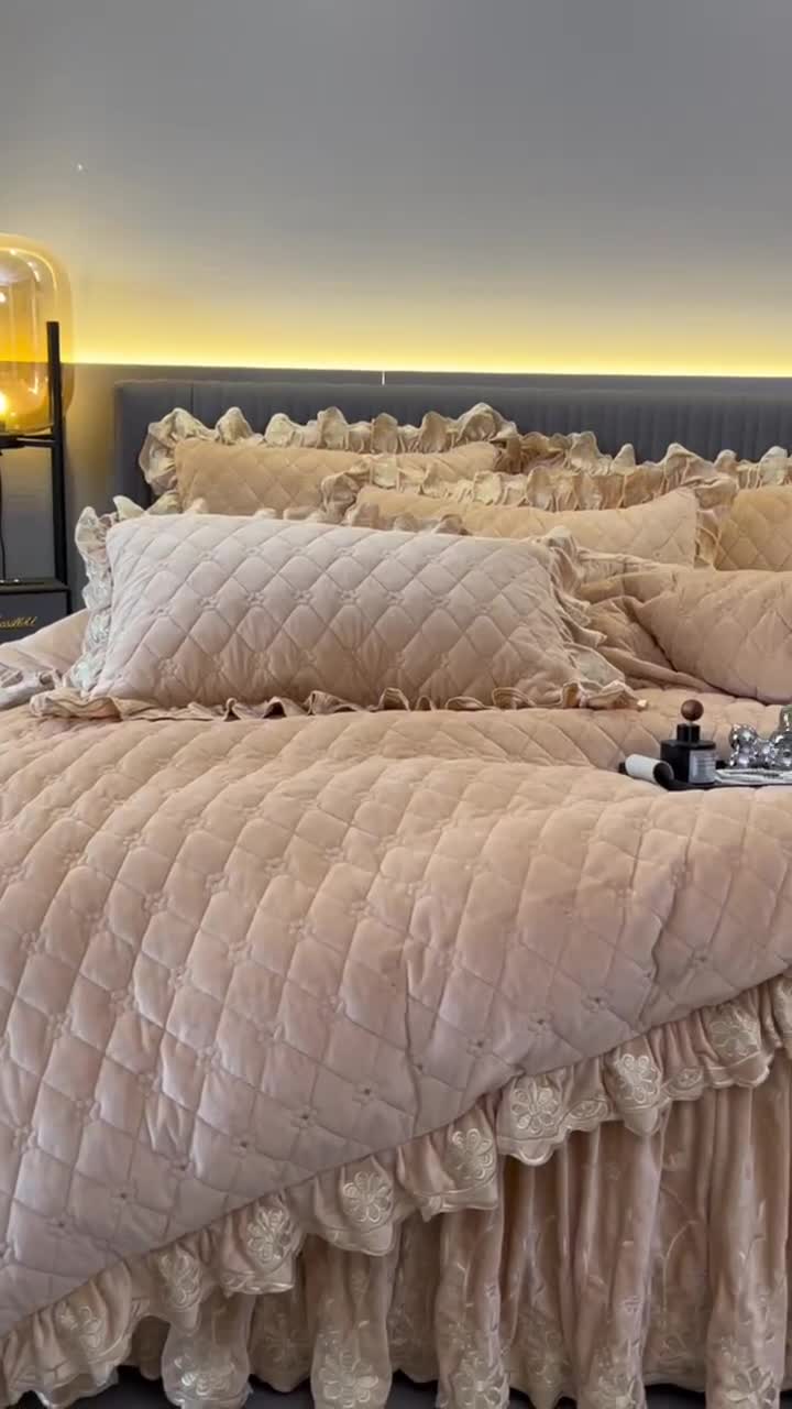 91家纺网 家纺一手货源 找家纺 罗艺轩 2024新款花季宝宝绒全套夹棉絎缝加厚系列床裙套件 香槟金