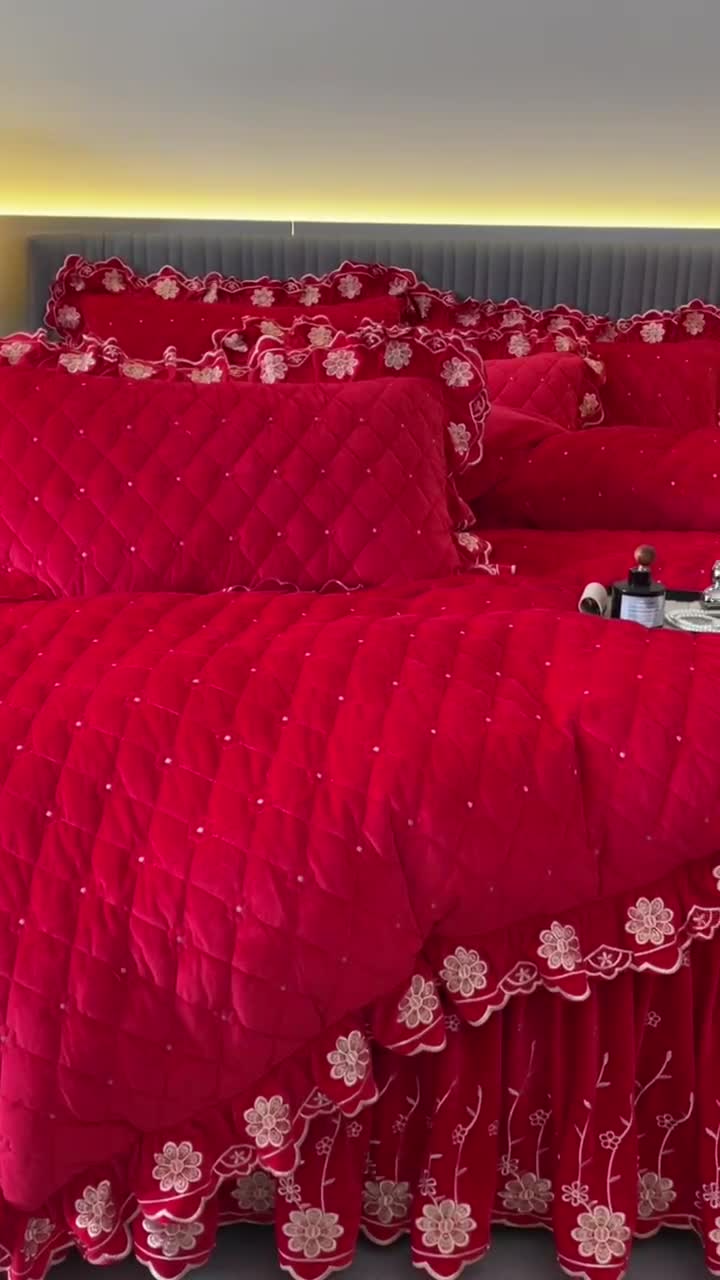 91家纺网 家纺一手货源 找家纺 罗艺轩 2024新款花季宝宝绒全套夹棉絎缝加厚系列床裙套件 喜庆红