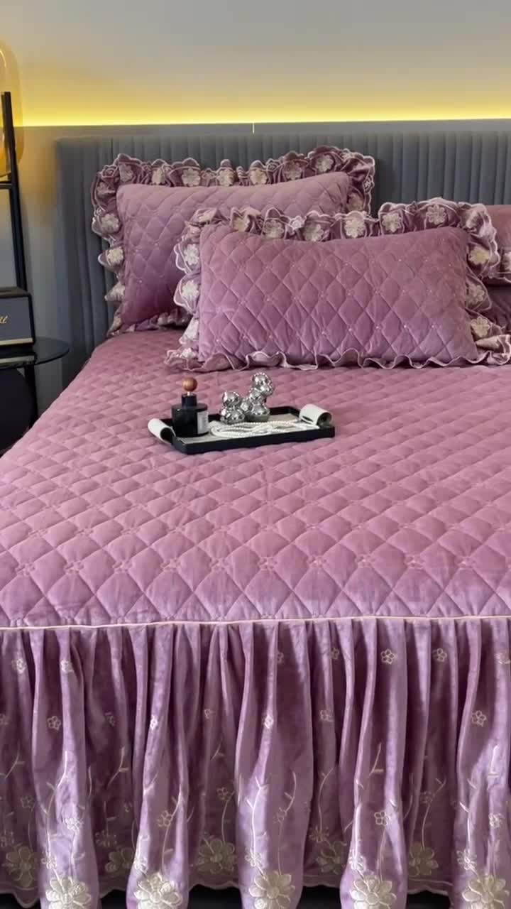 91家纺网 家纺一手货源 找家纺 罗艺轩 2024新款花季宝宝绒全套夹棉絎缝加厚系列床裙三件套 丁香紫