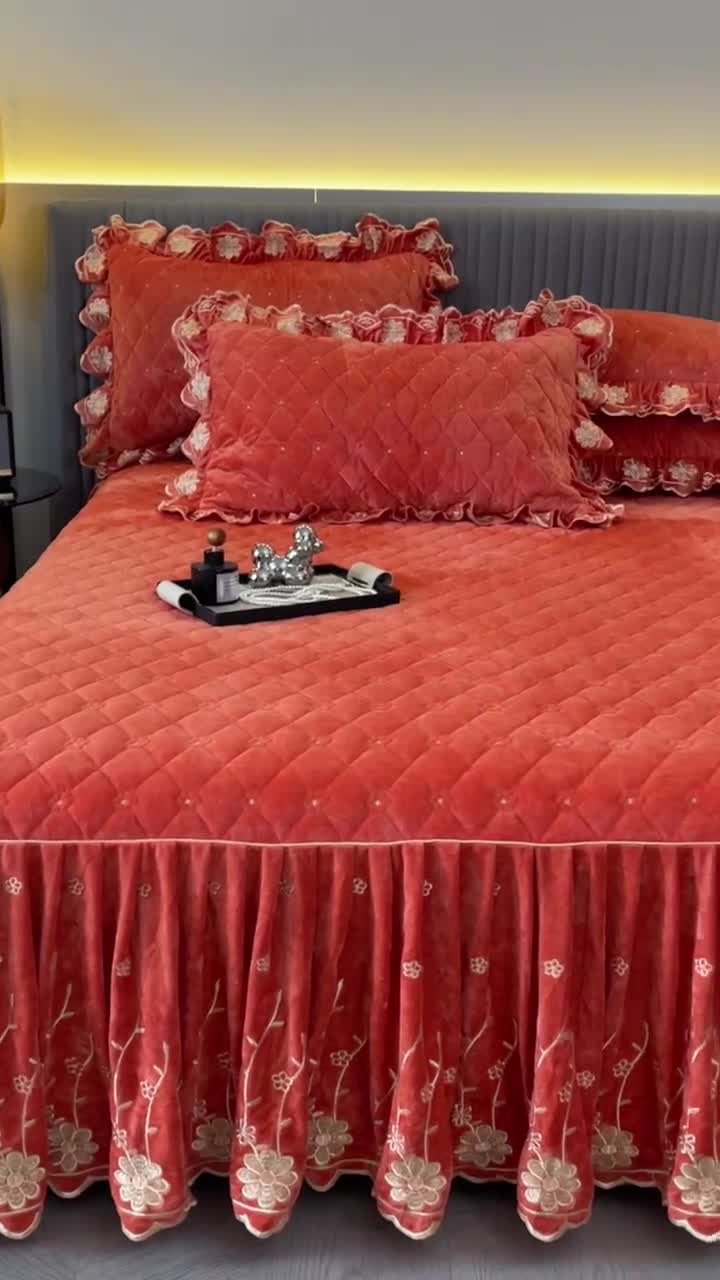 91家纺网 家纺一手货源 找家纺 罗艺轩 2024新款花季宝宝绒全套夹棉絎缝加厚系列床裙三件套 爱玛橙