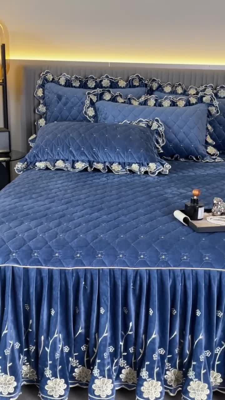 91家纺网 家纺一手货源 找家纺 罗艺轩 2024新款花季宝宝绒全套夹棉絎缝加厚系列床裙三件套 宝石蓝