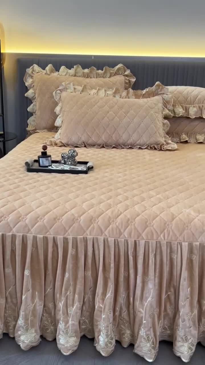 91家纺网 家纺一手货源 找家纺 罗艺轩 2024新款花季宝宝绒全套夹棉絎缝加厚系列床裙三件套 香槟金