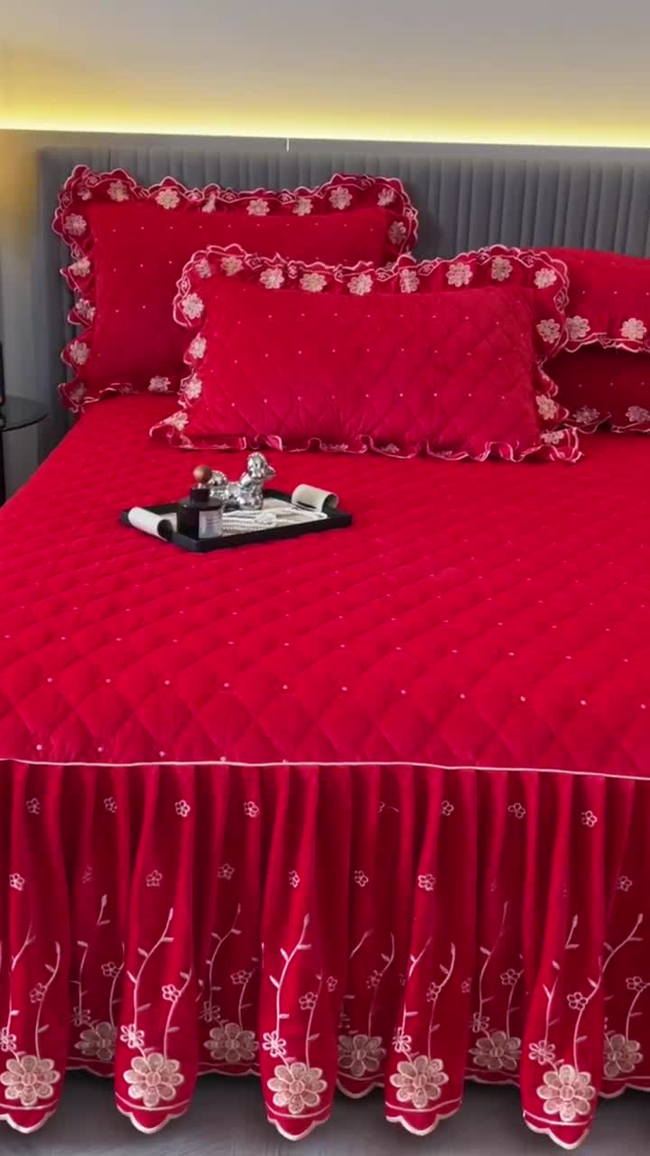 91家纺网 家纺一手货源 找家纺 罗艺轩 2024新款花季宝宝绒全套夹棉絎缝加厚系列床裙三件套 喜庆红