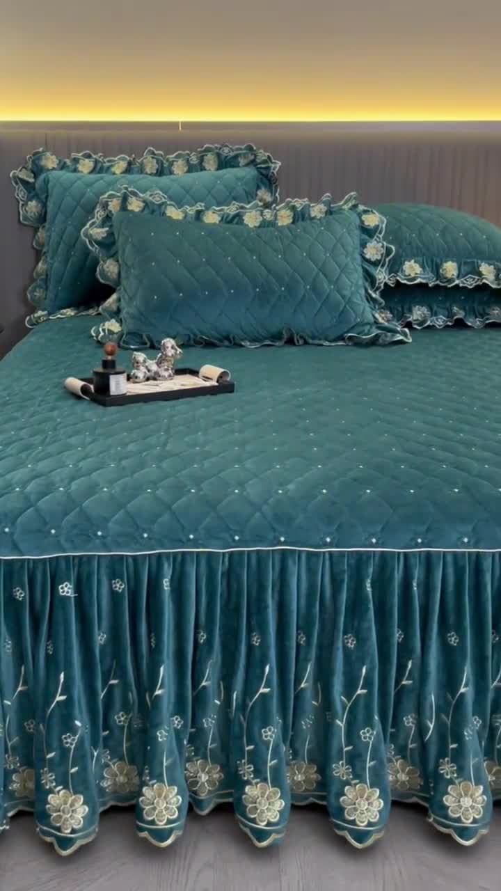 91家纺网 家纺一手货源 找家纺 罗艺轩 2024新款花季宝宝绒全套夹棉絎缝加厚系列床裙三件套 绅士蓝