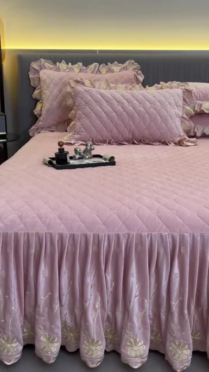 91家纺网 家纺一手货源 找家纺 罗艺轩 2024新款花季宝宝绒全套夹棉絎缝加厚系列床裙三件套 美人玉