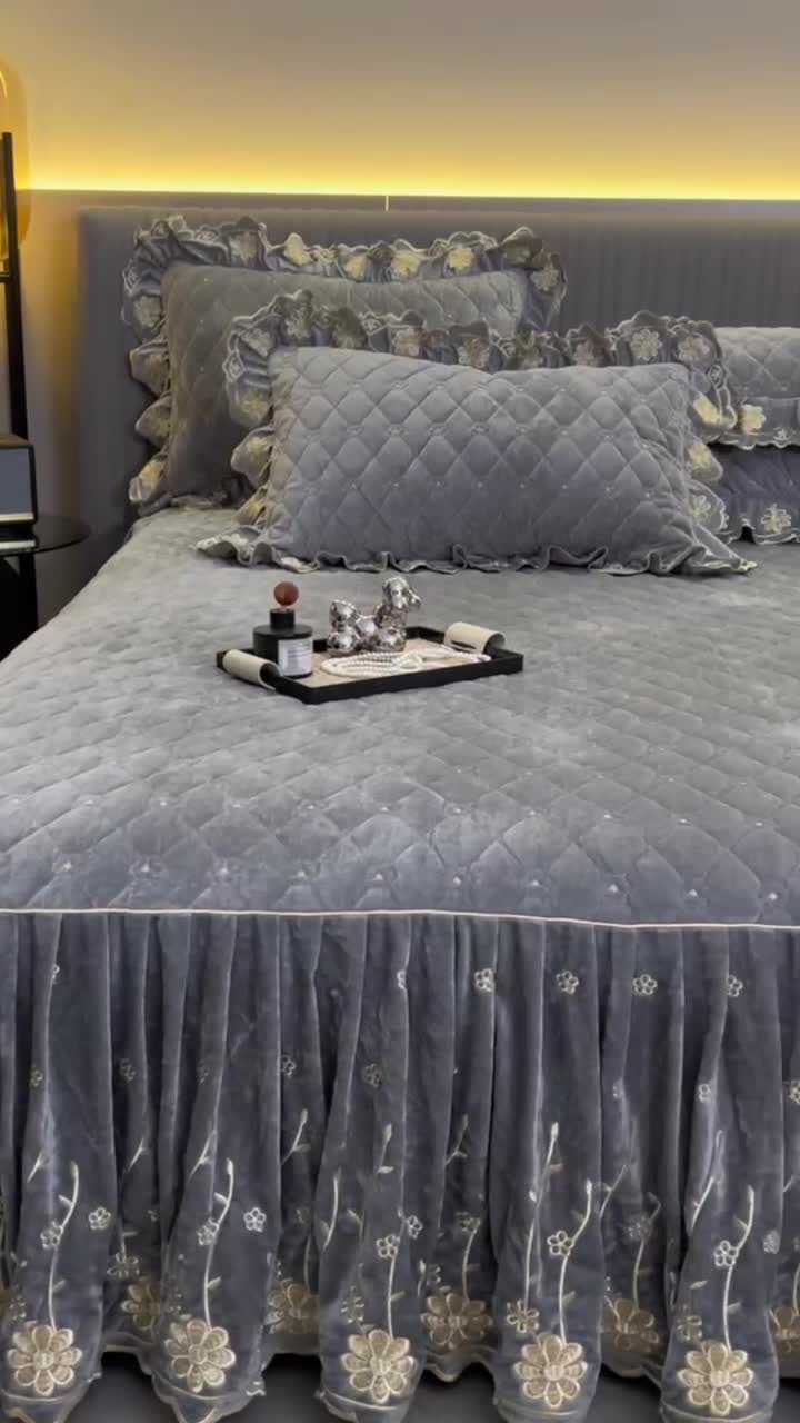 91家纺网 家纺一手货源 找家纺 罗艺轩 2024新款花季宝宝绒全套夹棉絎缝加厚系列床裙三件套 高级灰