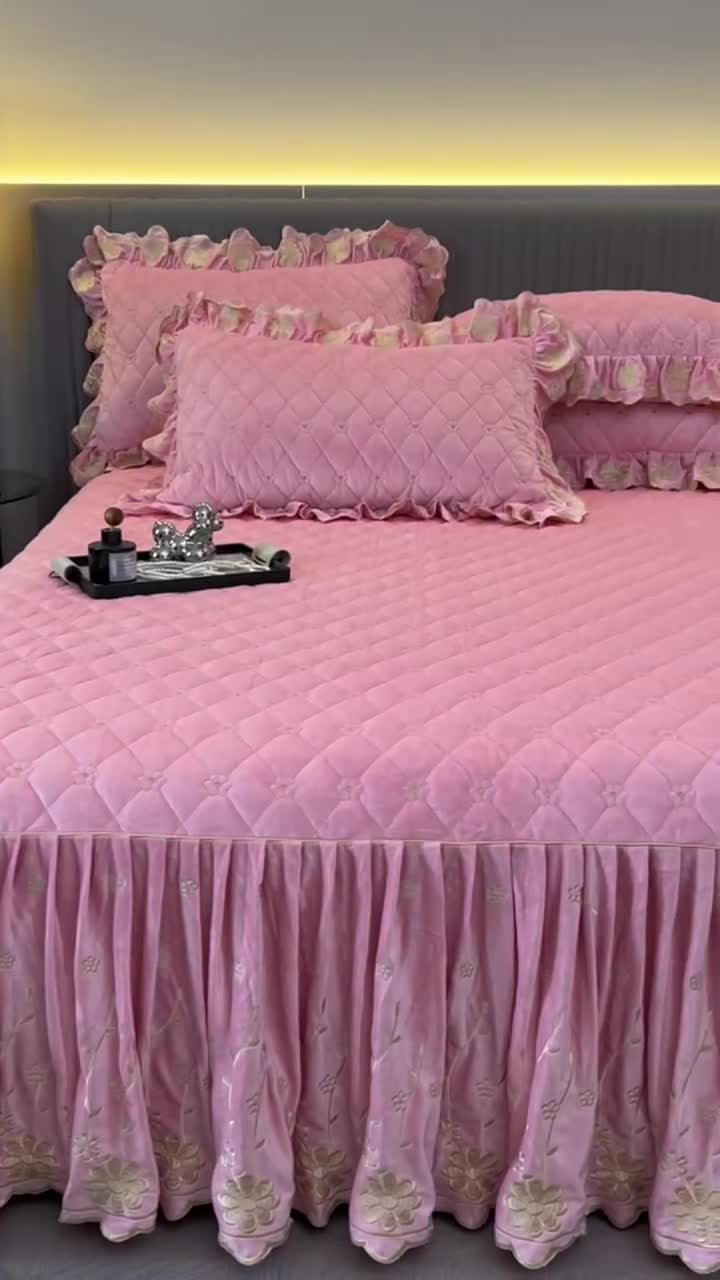 91家纺网 家纺一手货源 找家纺 罗艺轩 2024新款花季宝宝绒全套夹棉絎缝加厚系列床裙三件套 樱花粉