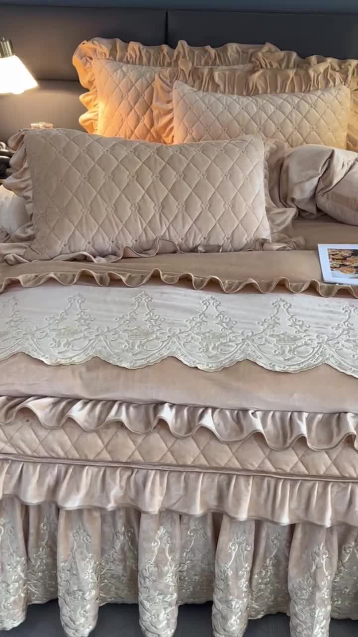 91家纺网 家纺一手货源 找家纺 罗艺轩 2024新款欧洲风情宝宝绒可拆卸夹棉床裙四件套 香槟金