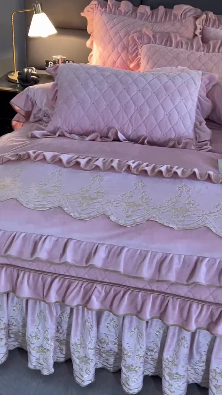 91家纺网 家纺一手货源 找家纺 罗艺轩 2024新款欧洲风情宝宝绒可拆卸夹棉床裙四件套 樱花粉