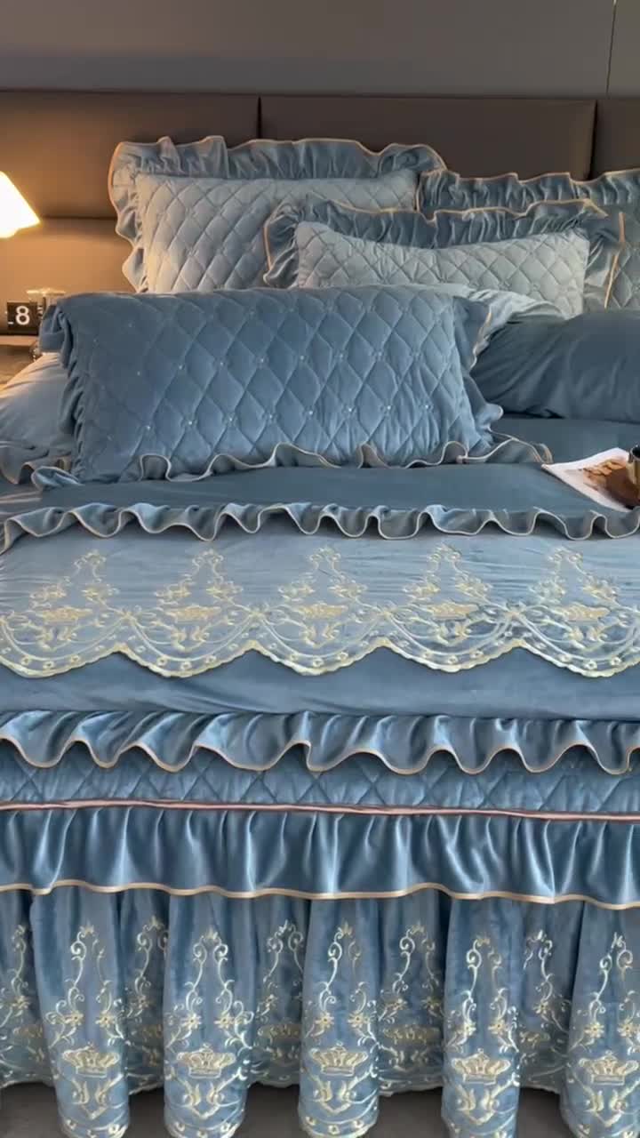 91家纺网 家纺一手货源 找家纺 罗艺轩 2024新款欧洲风情宝宝绒可拆卸夹棉床裙四件套 绅士蓝