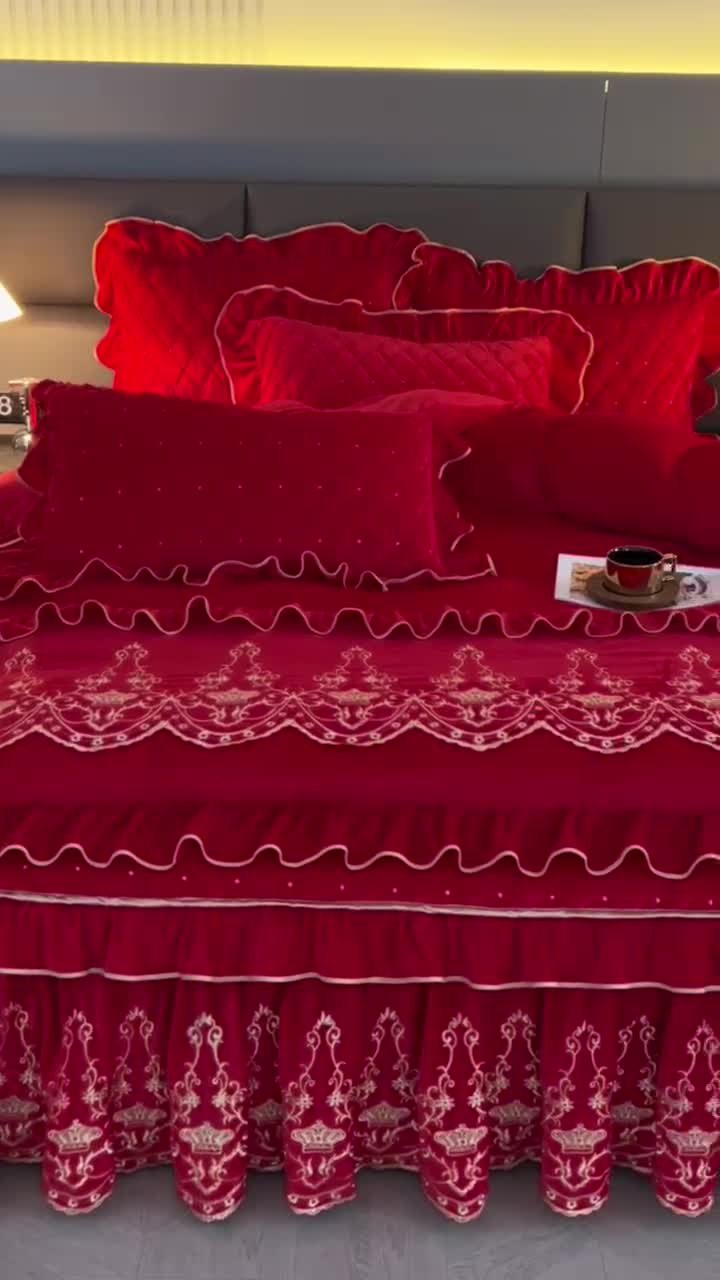 91家纺网 家纺一手货源 找家纺 罗艺轩 2024新款欧洲风情宝宝绒可拆卸夹棉床裙四件套 喜庆红