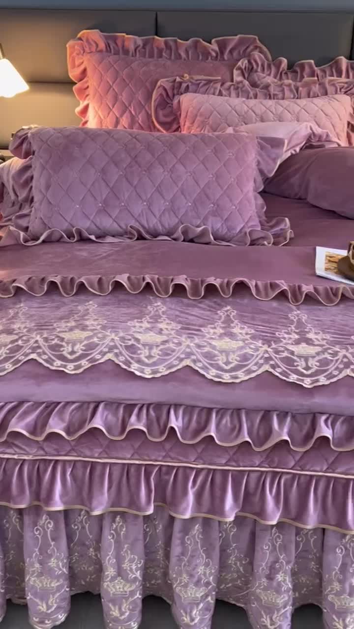 91家纺网 家纺一手货源 找家纺 罗艺轩 2024新款欧洲风情宝宝绒可拆卸夹棉床裙四件套 豆沙粉