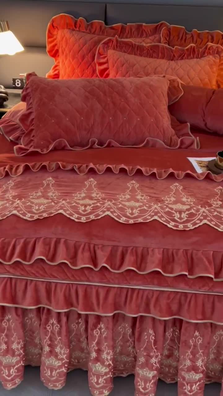 91家纺网 家纺一手货源 找家纺 罗艺轩 2024新款欧洲风情宝宝绒可拆卸夹棉床裙四件套 爱玛橙