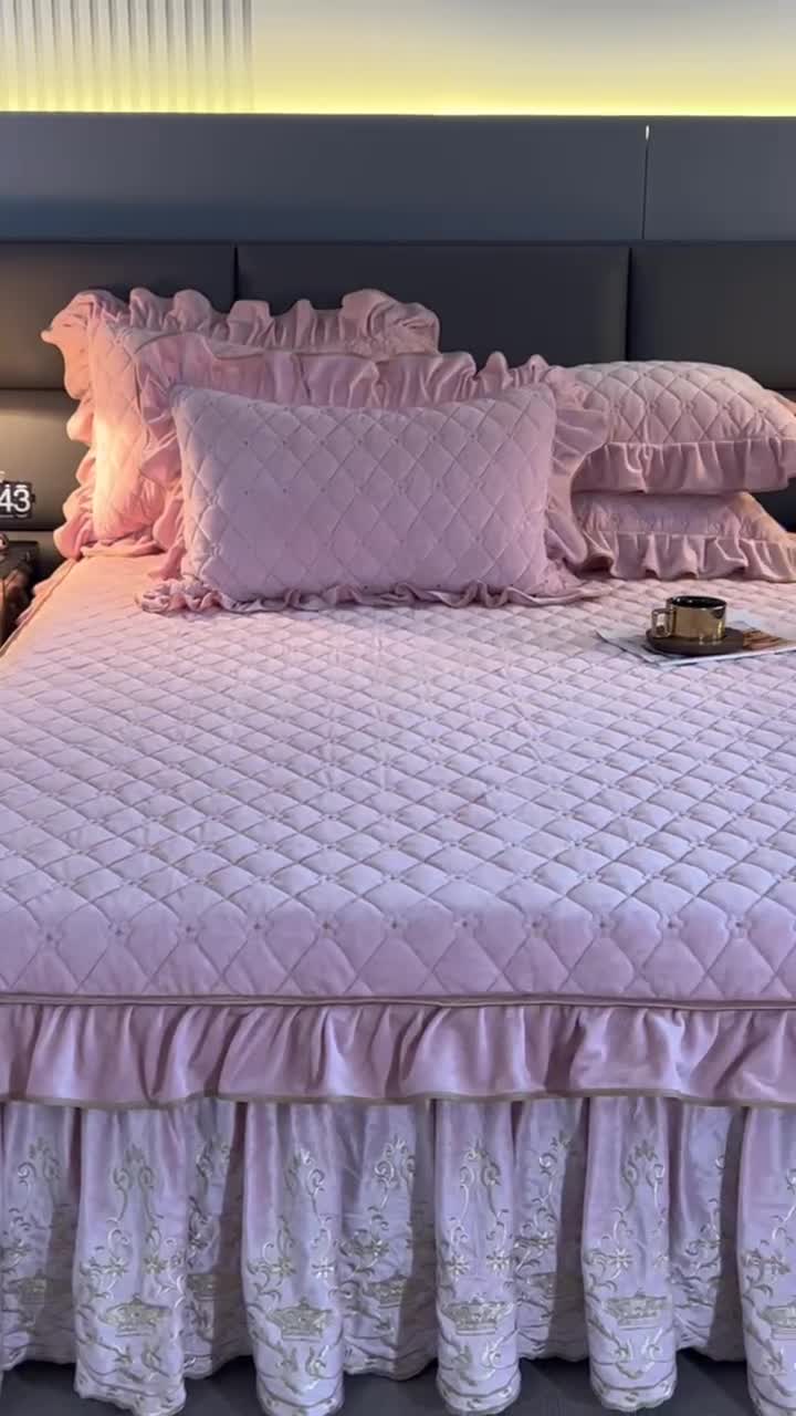 91家纺网 家纺一手货源 找家纺 罗艺轩 2024新款欧洲风情宝宝绒可拆卸夹棉床裙三件套 美人玉