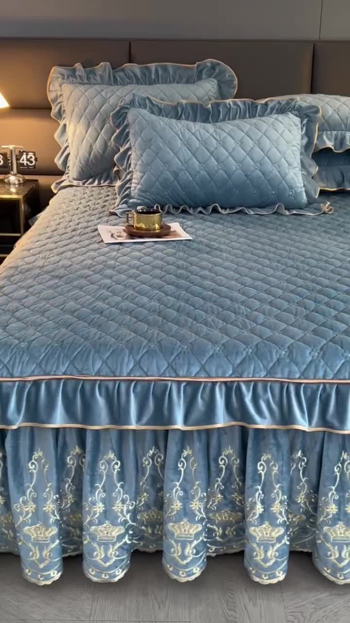 91家纺网 家纺一手货源 找家纺 罗艺轩 2024新款欧洲风情宝宝绒可拆卸夹棉床裙三件套 绅士蓝