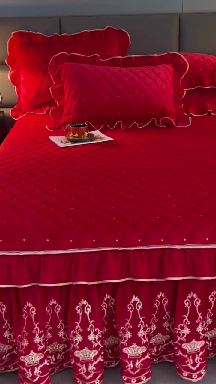 91家纺网 家纺一手货源 找家纺 罗艺轩 2024新款欧洲风情宝宝绒可拆卸夹棉床裙三件套 喜庆红