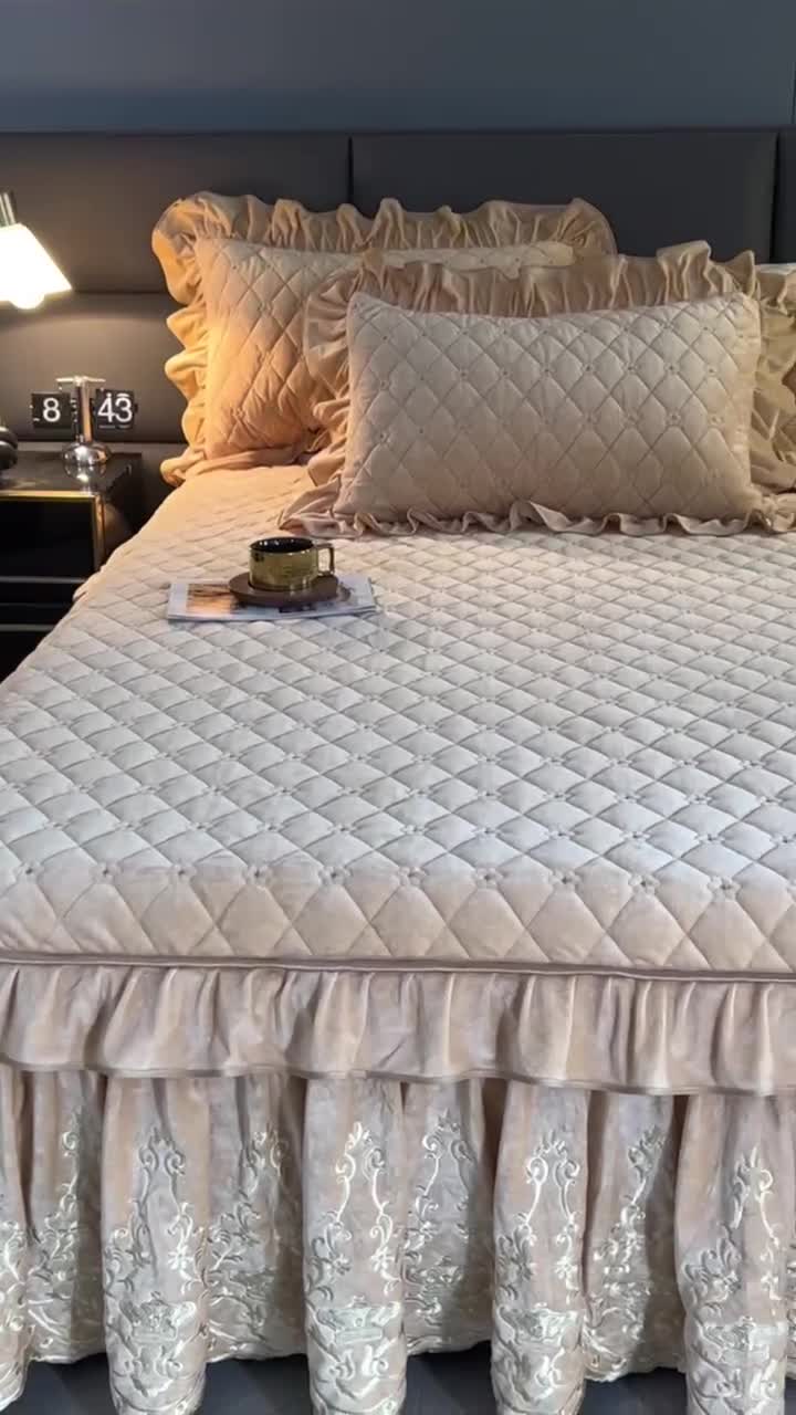 91家纺网 家纺一手货源 找家纺 罗艺轩 2024新款欧洲风情宝宝绒可拆卸夹棉床裙三件套 香槟金