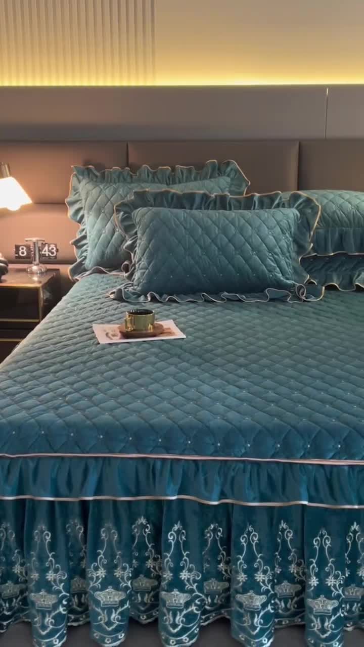 91家纺网 家纺一手货源 找家纺 罗艺轩 2024新款欧洲风情宝宝绒可拆卸夹棉床裙三件套 橄榄绿