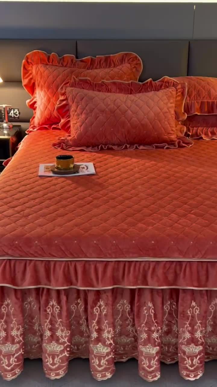 91家纺网 家纺一手货源 找家纺 罗艺轩 2024新款欧洲风情宝宝绒可拆卸夹棉床裙三件套 爱玛橙