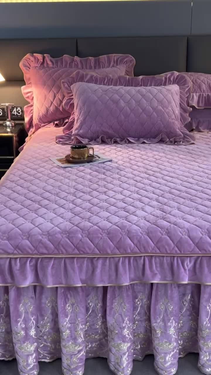 91家纺网 家纺一手货源 找家纺 罗艺轩 2024新款欧洲风情宝宝绒可拆卸夹棉床裙三件套 丁香紫