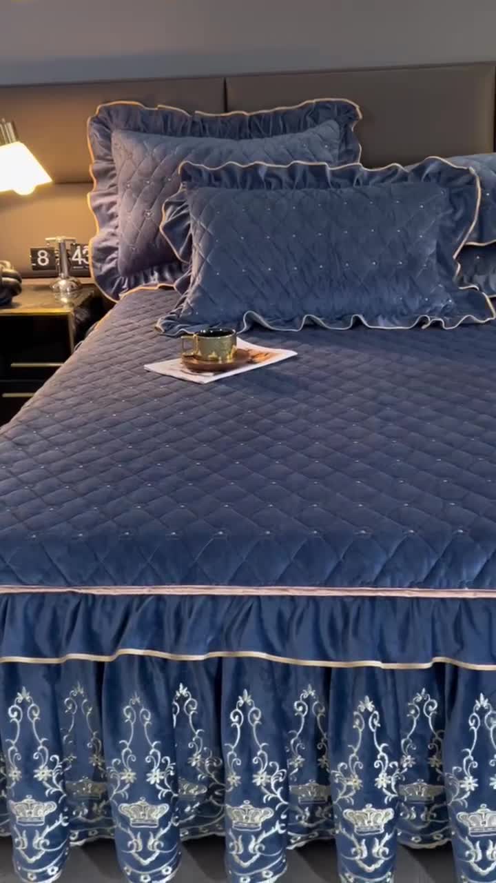 91家纺网 家纺一手货源 找家纺 罗艺轩 2024新款欧洲风情宝宝绒可拆卸夹棉床裙三件套 宝石蓝