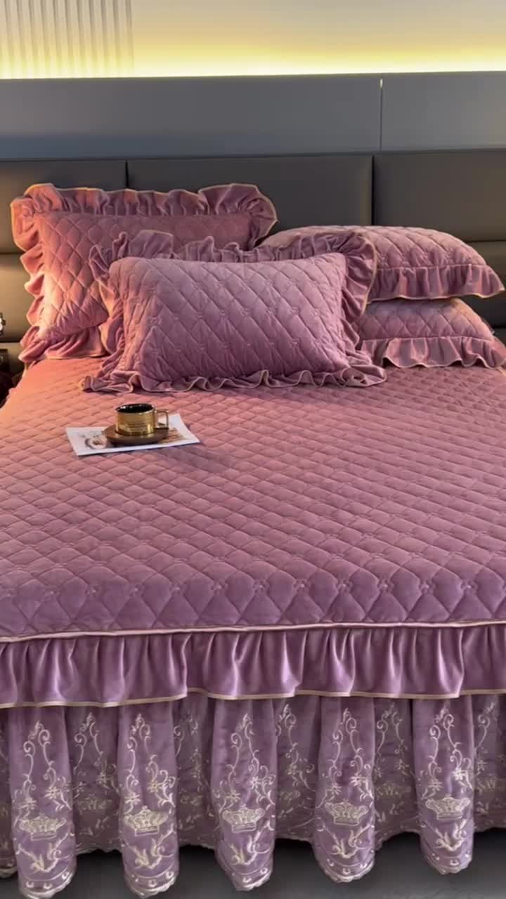 91家纺网 家纺一手货源 找家纺 罗艺轩 2024新款欧洲风情宝宝绒可拆卸夹棉床裙三件套 豆沙粉