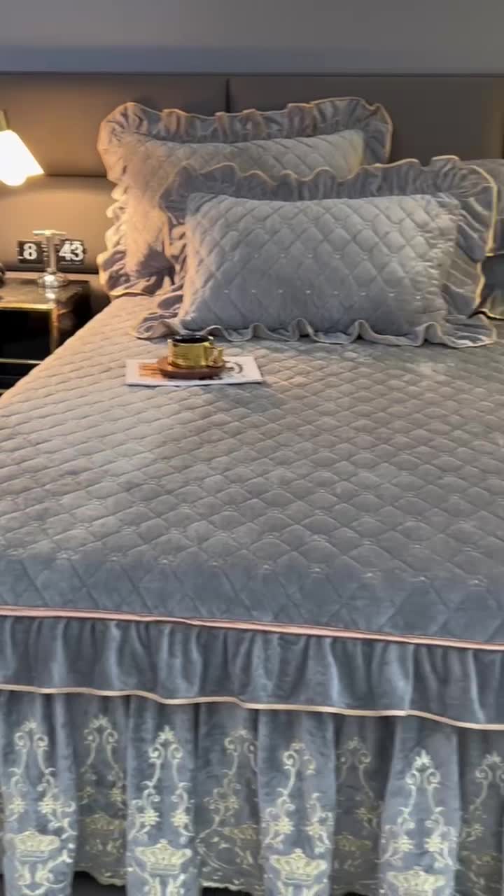 91家纺网 家纺一手货源 找家纺 罗艺轩 2024新款欧洲风情宝宝绒可拆卸夹棉床裙三件套 高级灰