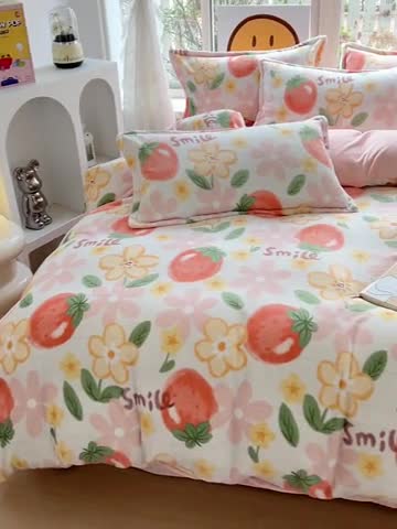 91家纺网 家纺一手货源 找家纺 包小包 2023直播爆款220g高克重印花小清新牛奶绒四件套 草莓花朵