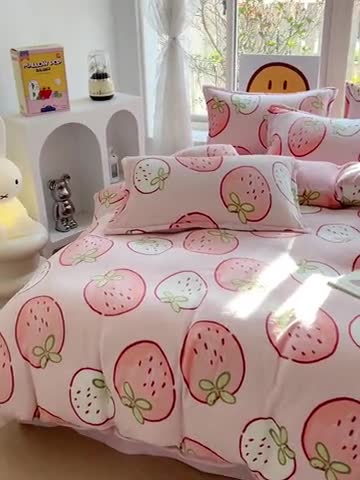 91家纺网 家纺一手货源 找家纺 包小包 2023直播爆款220g高克重印花小清新牛奶绒四件套 大草莓