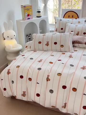 91家纺网 家纺一手货源 找家纺 包小包 2023直播爆款220g高克重印花小清新牛奶绒四件套 南瓜小熊