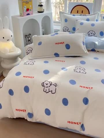 91家纺网 家纺一手货源 找家纺 包小包 2023直播爆款220g高克重印花小清新牛奶绒四件套 小狗波点