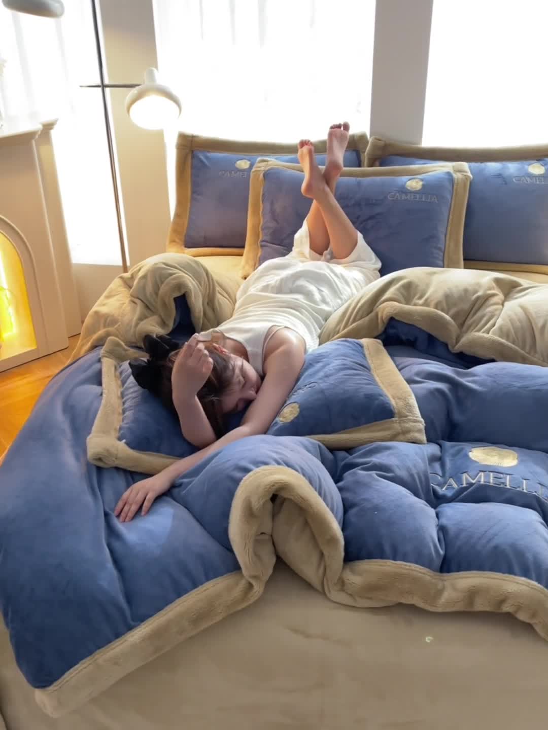 91家纺网 家纺一手货源 找家纺 笙意 新款加厚牛奶绒刺绣四件套-贝琳达系列贝琳达-宾利蓝+奶茶