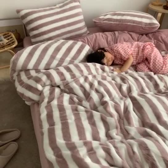 91家纺网 家纺一手货源 找家纺 萝莉家纺 2023新款ins小清新兔兔绒牛奶绒四件套 豆沙条纹